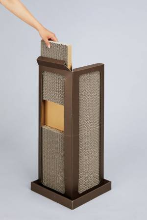 猫に狙われやすい出っ張った角に　大好きな角で思い切りバリバリできる「コーナー爪とぎボード」がリニューアル！