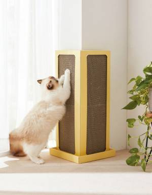 猫に狙われやすい出っ張った角に　大好きな角で思い切りバリバリできる「コーナー爪とぎボード」がリニューアル！