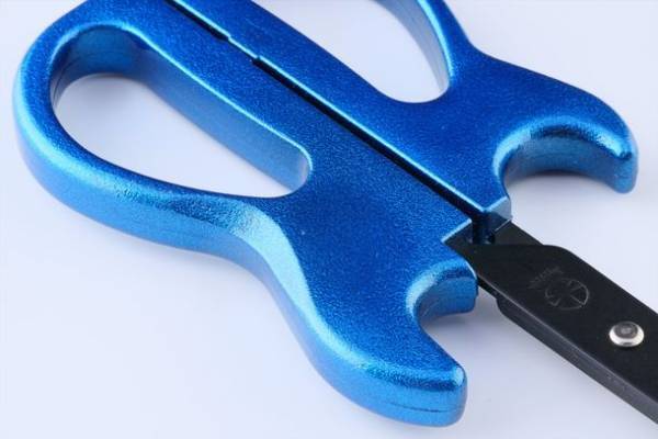 カッコ良すぎて自慢したくなる！関の刃物からギターデザインのハサミが7月28日発売