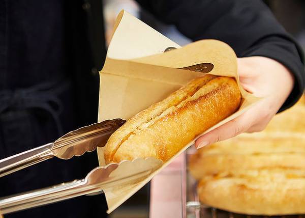 焼きたて「明太フランス」をテイクアウト！福岡土産「辛子明太子」や関連商品も揃った『やまや小倉店』　JR小倉駅新幹線改札内に7/29オープン！