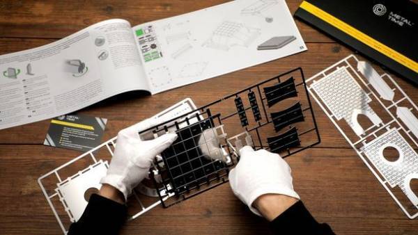 メカニカルな構造と美しいフォルムでインテリアにもマッチするステンレス製組み立てキット「Metal Time」がMakuakeにて7月28日より予約販売開始！