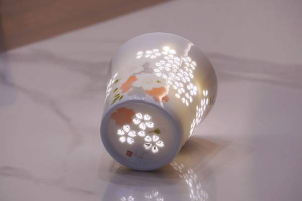 陶器なのに透けている！底にも透明な柄のあるロックカップが登場　～楽天市場店リニューアルオープンに合わせ、8月1日(月)より販売開始～