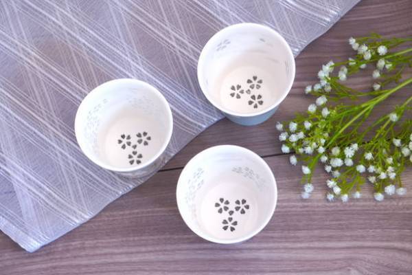 陶器なのに透けている！底にも透明な柄のあるロックカップが登場　～楽天市場店リニューアルオープンに合わせ、8月1日(月)より販売開始～