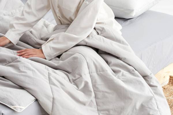 自宅のベッドの上だけではなくアウトドアや災害時にも使える達成率747％の掛布団！Makuakeで8/30までの期間限定で販売