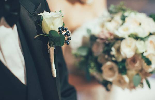 期間限定でブートニアのアレンジ料無料キャンペーンを9月1日～10月31日までにウェディングブーケの制作をご依頼いただいた方限定で実施