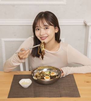 Qoo10 Presents「ドラマ観ながら、なに食べよ？」　稲垣莉生の頬っぺたが落ちそう！「もっちもち麺が美味しい♪」ジャージャー麺が、人生のリスタートご飯に！
