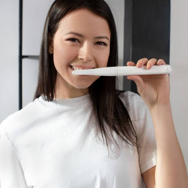 歯磨き粉を内蔵？！米国発の魔法の歯ブラシNest Brushが最大20％オフでMakuakeにて販売中