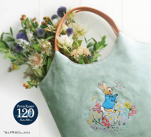 『ピーターラビットのおはなし』絵本出版120周年記念。＜ピーターラビット(TM)　スウィート・ブロッサム＞柔らかヌバックレザーの刺繍バッグ新発売！