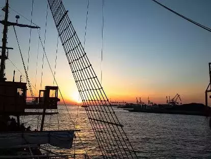 水都大阪で「寄り道」しよう。都心のサンセットクルーズを期間限定運航!