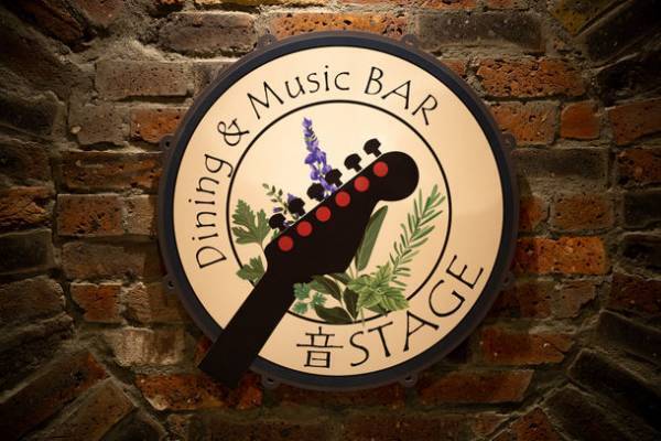 東京都・神田「Dining & Music BAR 音STAGE」が8月25日発売「サウンド&レコーディング・マガジン」にて特集4P掲載！　～新感覚の生演奏で歌って弾けるダイニングバー～