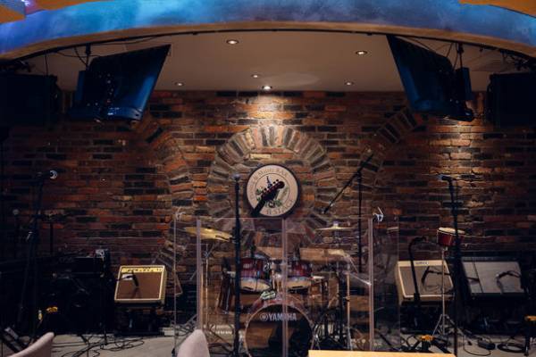 東京都・神田「Dining & Music BAR 音STAGE」が8月25日発売「サウンド&レコーディング・マガジン」にて特集4P掲載！　～新感覚の生演奏で歌って弾けるダイニングバー～