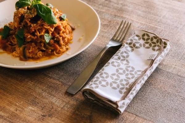 たった5秒で簡単着脱！大人のための携帯食事用エプロン「eptenu(R)」を企業様向けにOEM受注開始！　～ソーシャルプロダクツ・アワード2022受賞商品～