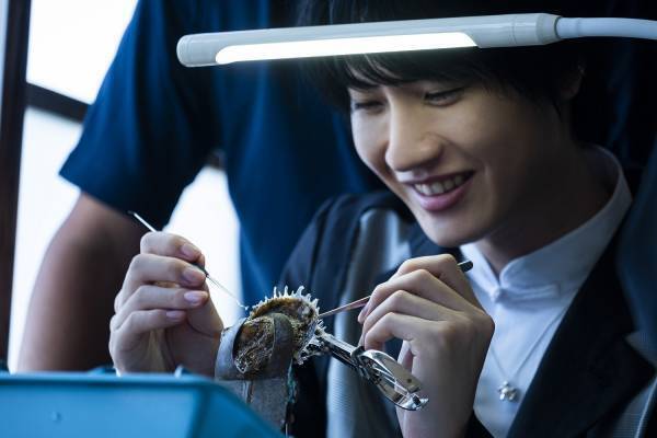 ミキモト真珠養殖のサステイナブルな技術に迫る。一般非公開の養殖場内部を巡る動画公開。100年以上受け継がれる、資源や貝の健康を守る仕組みとは？