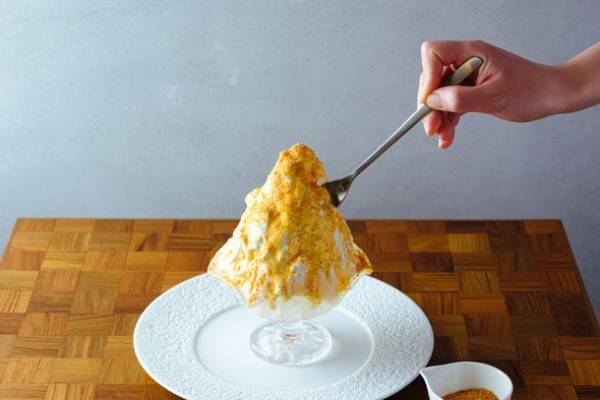 日本初！プリンがひとつまるごと入った、燃えるプリン氷を新発売！目の前で焼き上げる賞味期限5分の燃えるプリン氷はこの夏期間限定の発売！