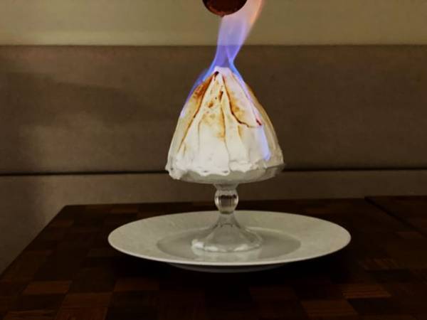 日本初！プリンがひとつまるごと入った、燃えるプリン氷を新発売！目の前で焼き上げる賞味期限5分の燃えるプリン氷はこの夏期間限定の発売！