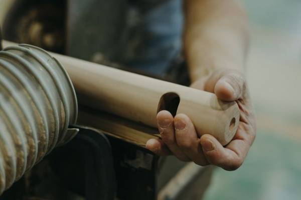 日本の名作椅子「ニーチェアエックス」から天然木の魅力を余さず生かした「オイルフィニッシュ」仕様が2022年9月1日から数量限定発売