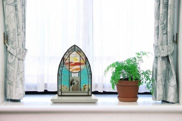 ステンドグラスのペット用仏壇「にじ色礼拝堂」が9/20(火)発売！“いつも家族の真ん中に”インテリアとして置いても素敵なデザイン