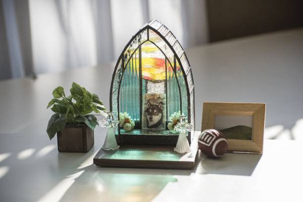 ステンドグラスのペット用仏壇「にじ色礼拝堂」が9/20(火)発売！“いつも家族の真ん中に”インテリアとして置いても素敵なデザイン