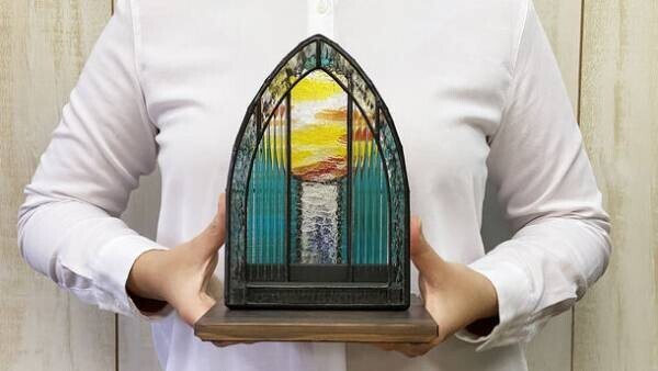ステンドグラスのペット用仏壇「にじ色礼拝堂」が9/20(火)発売！“いつも家族の真ん中に”インテリアとして置いても素敵なデザイン