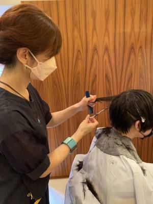 貧困家庭、シングルマザー家庭、ヤングケアラーなど、美容室に行けない子どもたちの美容料金無償化　東京都美容組合(港区)×特定非営利活動法人みなと子ども食堂