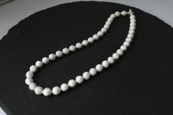 シルク100％でできたパールネックレスが9月6日に新発売！独自の加工で汚れにくく、フォーマルシーンでも活躍します