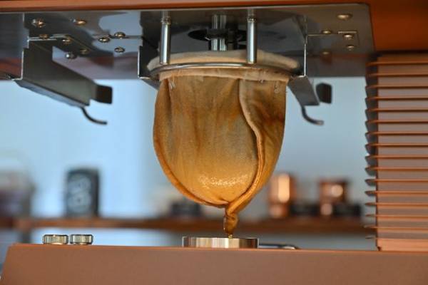 人と自然にとってより良い世界の実現に向けて、テイクアウト用カップやストローなど使い捨て資材のごみの削減を目指す。8月22日(月)から「上島珈琲店 大手町フィナンシャルシティ店」にて使い捨て資材有料化とマイタンブラー・マイストローなどリユースグッズ推奨の実証実験開始！