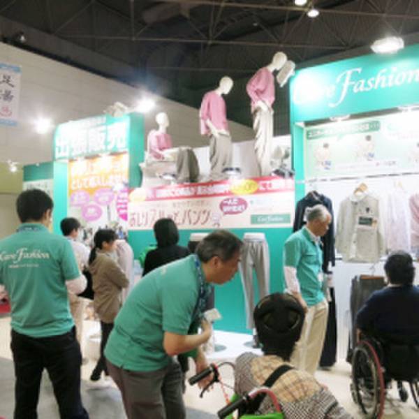 留め具のバリエーションを増やしシニア男性の着替えをサポート　紳士用機能性ニットベスト＆カーディガンを発売