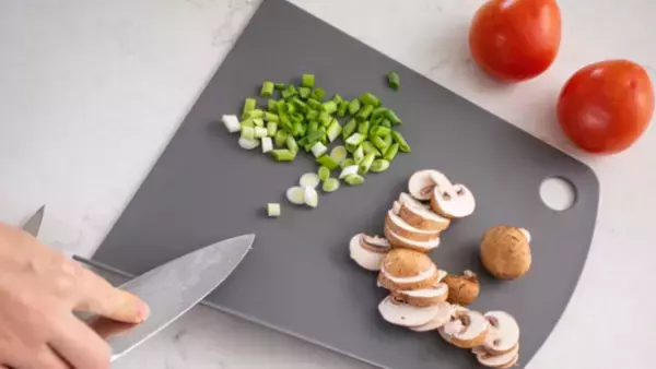 狭いキッチンでもかさばらない自立するまな板「VACCARO」　Makuakeでの先行予約が8月15日から開始