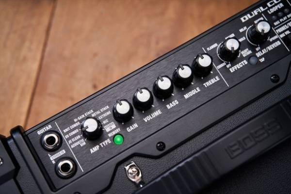 コンパクトなボディに高品位なサウンドと多彩な機能を備えたギター／ベース用アンプを発売