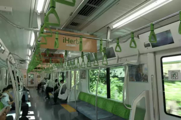 オーガニック商品が主力のグローバルECストア iHerbが、JR渋谷駅ハチ公前広場に大型広告を掲出