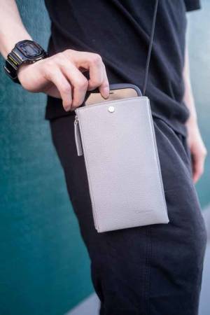 「スマホ＋電子マネー」をスマートに収納　制作第11弾として本革スマートフォンポシェット『スキッフォン(Skiphon)』9月1日より販売開始