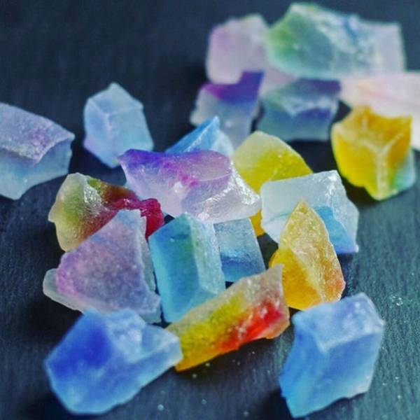 琥珀糖専門店「魔法の琥珀糖(まほうのこはくとう)」が、全国初(*)「琥珀糖の自動販売機」を導入！