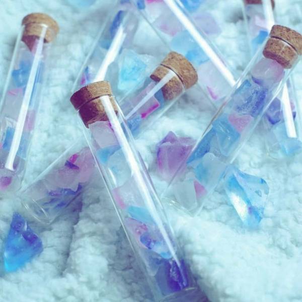 琥珀糖専門店「魔法の琥珀糖(まほうのこはくとう)」が、全国初(*)「琥珀糖の自動販売機」を導入！