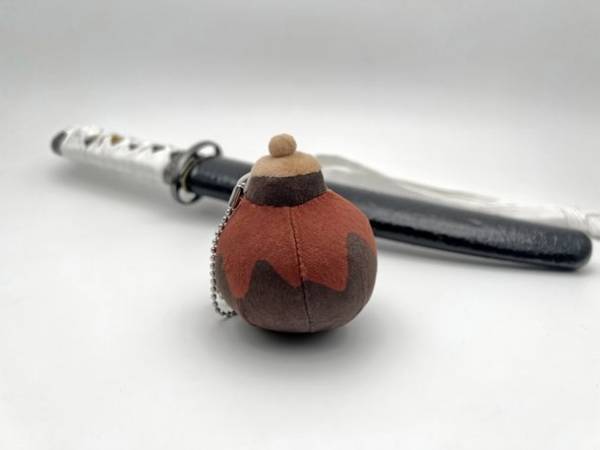 歴史戦国ファン必見！本能寺の変を生き抜いた奇跡の茶入“九十九茄子ぬいぐるみ(原寸大)”が2022年9月9日(金)発売！