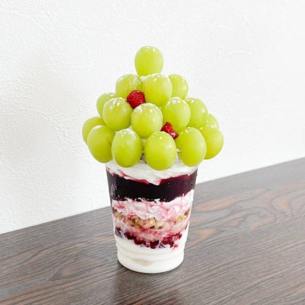 農園直送・朝採りぶどうを贅沢にトッピング！岡山・農園カフェ湯郷で8月27日(土)よりぶどうマウンテン・シャインマスカットパフェ新登場