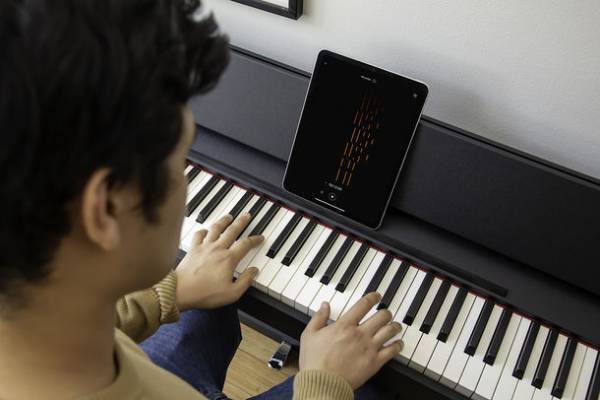 スリムでスタイリッシュなデザインとクラシックなデザイン　エントリークラスのデジタルピアノ 2機種発売