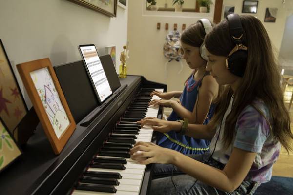 スリムでスタイリッシュなデザインとクラシックなデザイン　エントリークラスのデジタルピアノ 2機種発売