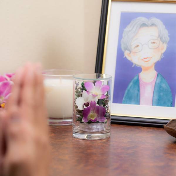 “お花の色合いそのまま”2022年8月より長期間飾れる「グラスフラワー お供え花」の新アレンジ1本販売がスタート！