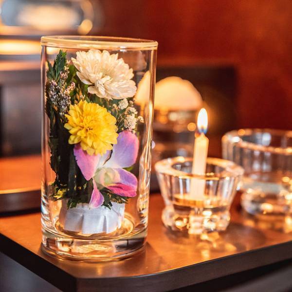 “お花の色合いそのまま”2022年8月より長期間飾れる「グラスフラワー お供え花」の新アレンジ1本販売がスタート！