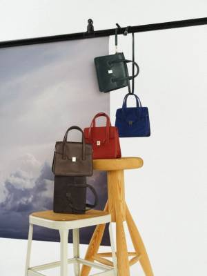 アニエスベー、アイコニックなバッグの新作を中心に2022年秋冬コレクションをローンチ