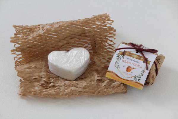 希少な京都美山町産「とちはちみつ」の極上うるおい体験　お風呂時間のプチ贅沢『京都美山はちみつバスボム』新発売