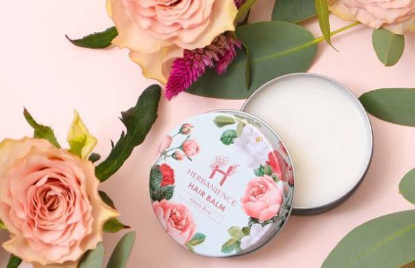 2週間で完売した、幻の愛されフレグランス“グリーンローズの香り”のマルチに使える『ヘアバーム』がハーバニエンスから9月1日に発売！