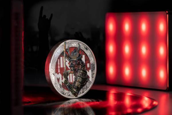 伝説のメタルバンド アイアン・メイデンのアルバム『戦術』のジャケットをデザインした記念コインが9月1日に予約販売開始！