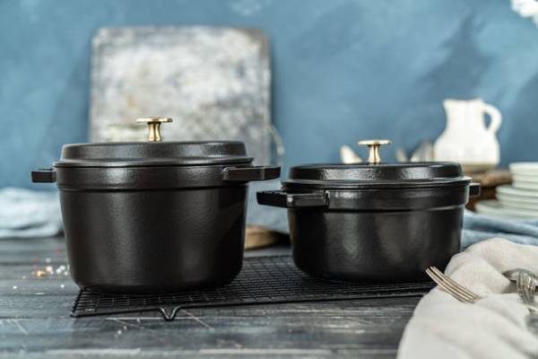 仏鋳物ホーロー鍋ストウブ　万能サイズでたっぷり作れる「グランドココット ラウンド 20cm」を発売