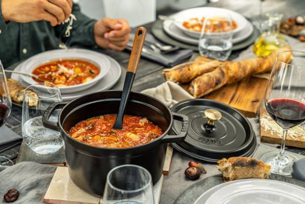 仏鋳物ホーロー鍋ストウブ　万能サイズでたっぷり作れる「グランドココット ラウンド 20cm」を発売