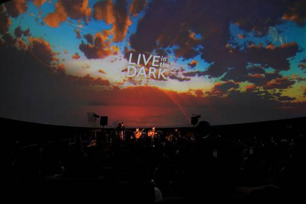 堀込泰行を迎え、東京/神戸でプラネタリウムライブを開催！『LIVE in the DARK tour w/堀込泰行』