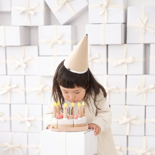 木のおもちゃブランド「dou?」より、本物のケーキのような「make a wish(木のケーキ)」がリニューアル発売！“ふぅー”と息を吹きかけるとろうそくの火を消すこともできる