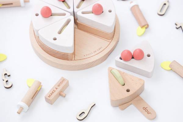 木のおもちゃブランド「dou?」より、本物のケーキのような「make a wish(木のケーキ)」がリニューアル発売！“ふぅー”と息を吹きかけるとろうそくの火を消すこともできる