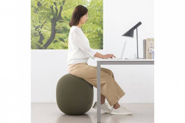バランスボールの新しい定番　デスクワークで体幹トレーニング