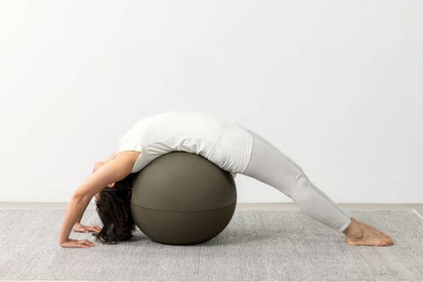 バランスボールの新しい定番　デスクワークで体幹トレーニング